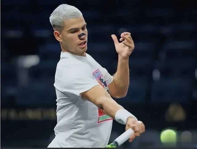 包含日本网球队鏖战意大利网球队，费德勒绝境逆转的词条