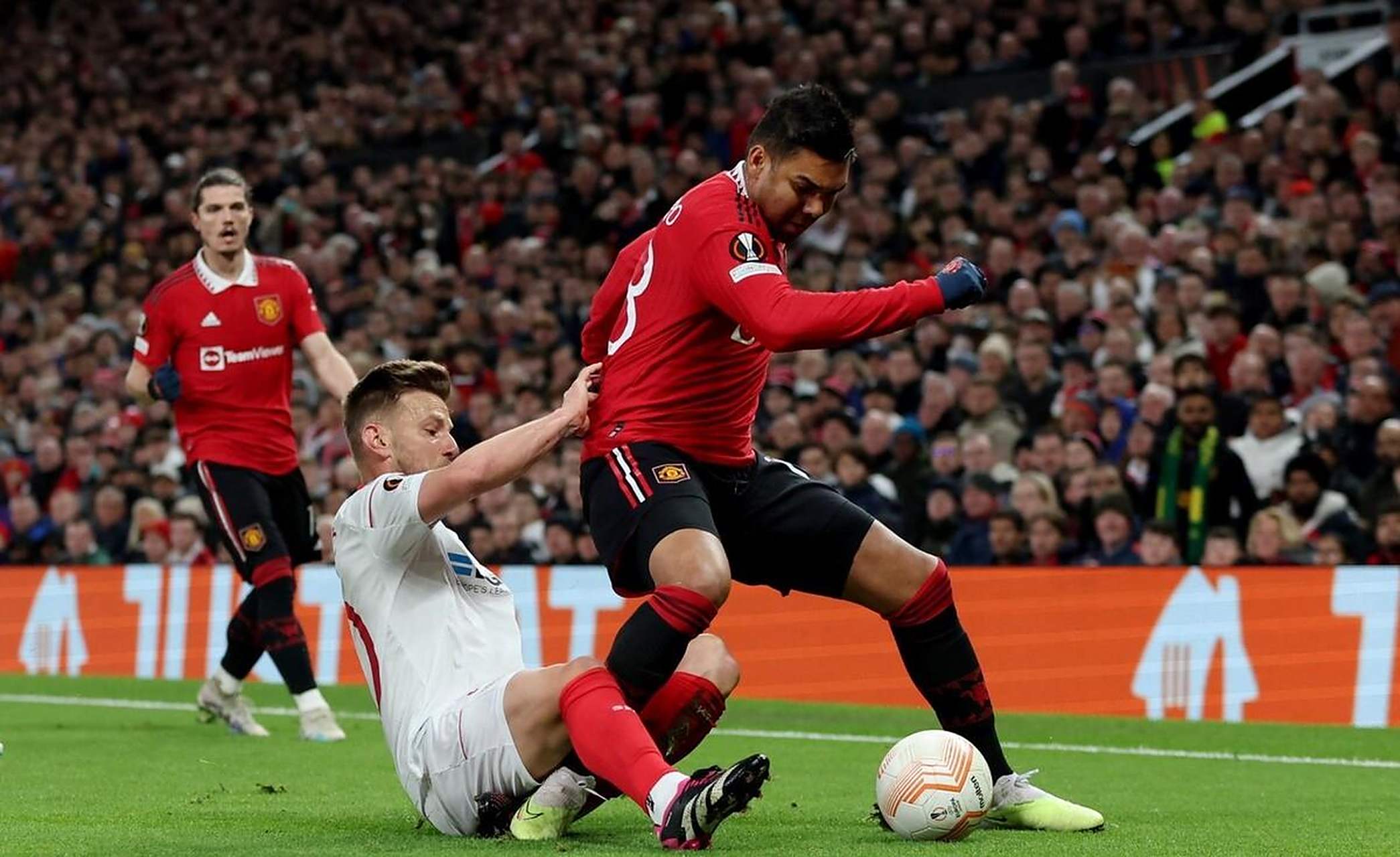 勒沃库森逆转塞维利亚，马夏尔绝境逆转