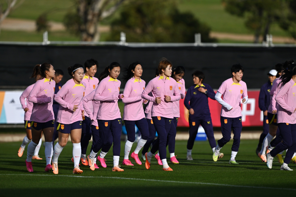 关于女足运动员坚持训练，力争取得好成绩的信息