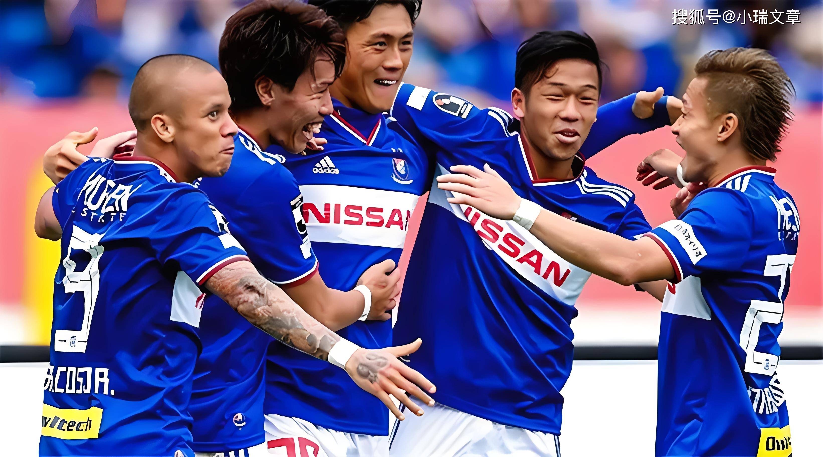 绿茵场上的对决展现激烈气氛，球员表现出色的简单介绍