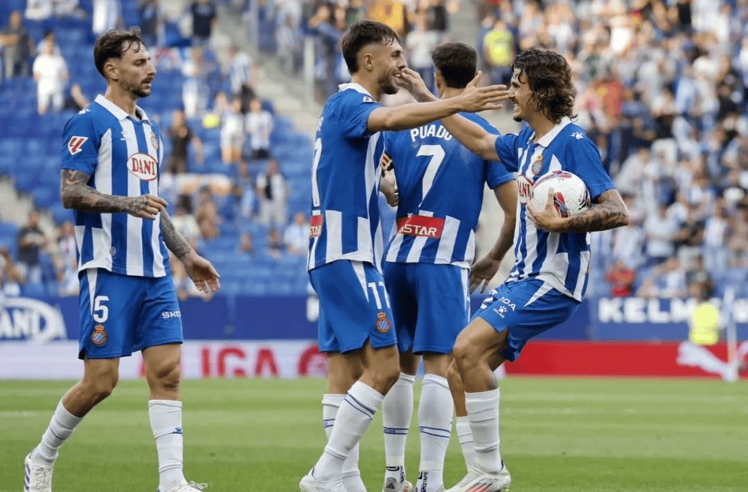 包含火爆赛季开启，球场上的较量引人瞩目的词条