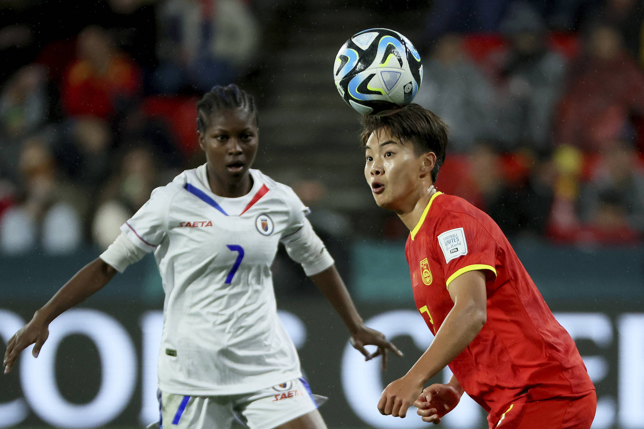 女足球员们在比赛中不畏强手的简单介绍