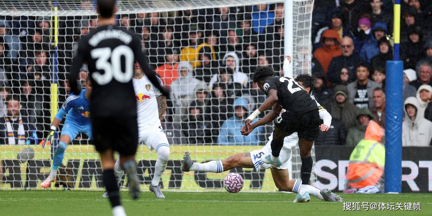 包含利兹联客场不敌狼队，联赛前景蒙上阴影的词条