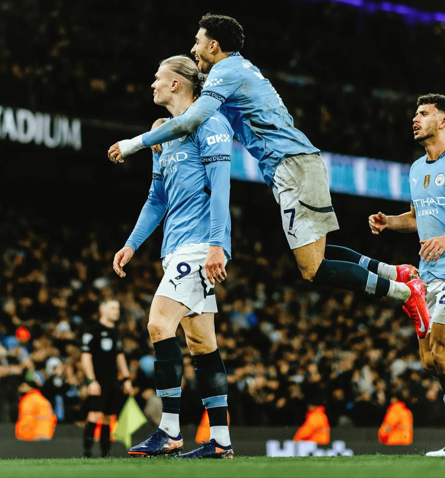 包含曼城轻取丹麦，阿圭罗统治全场的词条