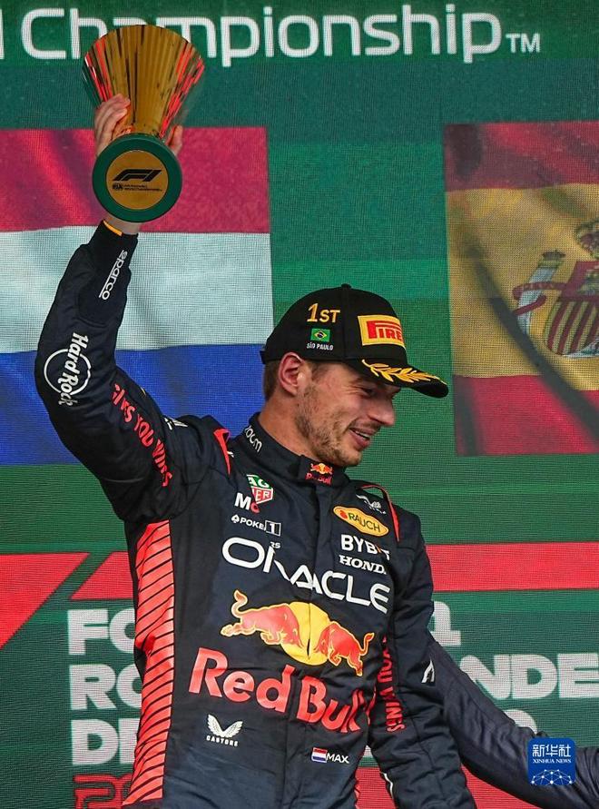 包含阿斯顿马丁险胜雷诺车队，诺里斯关键制胜的词条