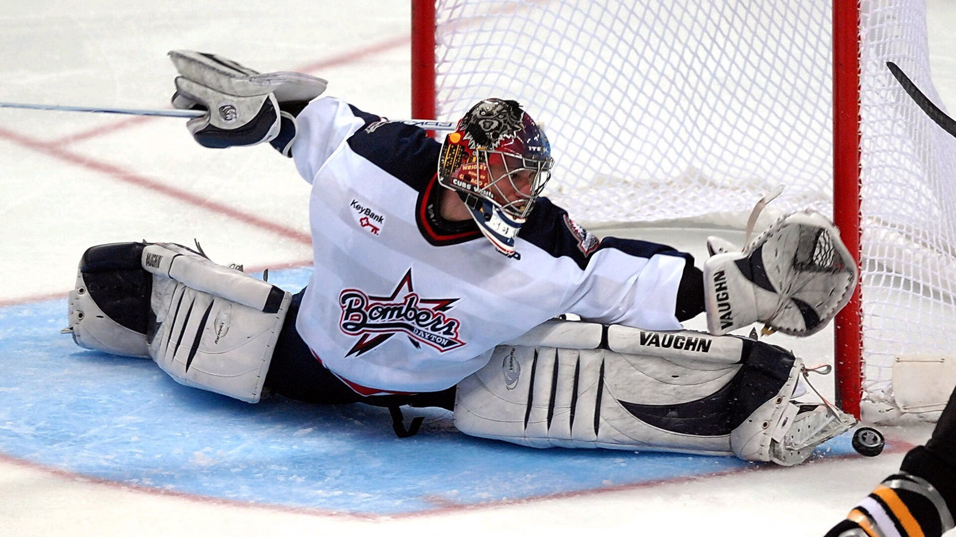 绝地反击！佩雷兹神级超车点燃赛场，迈凯伦上演史诗级翻盘索伯